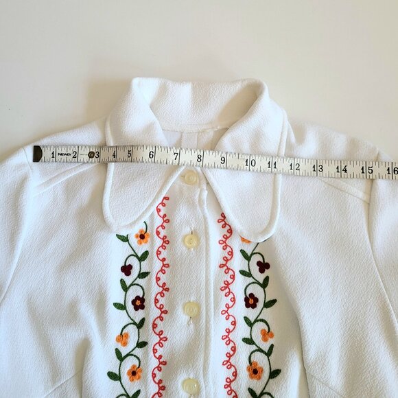 Vintage 1960s white Midi dress with embroidery and front pockets. - Picture 4 of 7